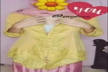 Ukhti Hijab Pink Saat Bersantai Di Kamar
